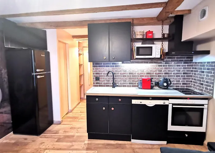 Le Vieux Tacot Avec Garage